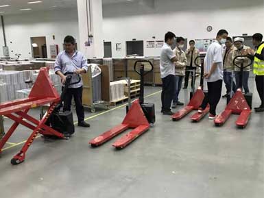 電動(dòng)高升程搬運(yùn)車交付使用，感謝廠家羅總親自跟客戶講解操作方法！